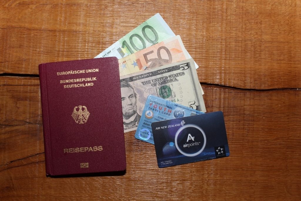 Reisepass mit Geld für das China Visum